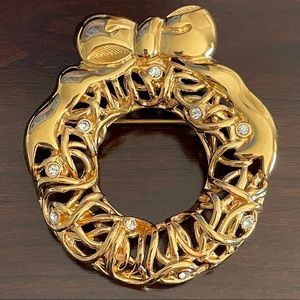 Vintage Monet Gold Tone Christmas Wreath Brooch Pin Signed